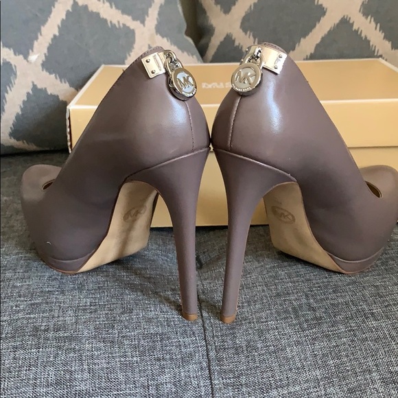 💕HAMILTON HEELS 💕 - Picture 3 of 9